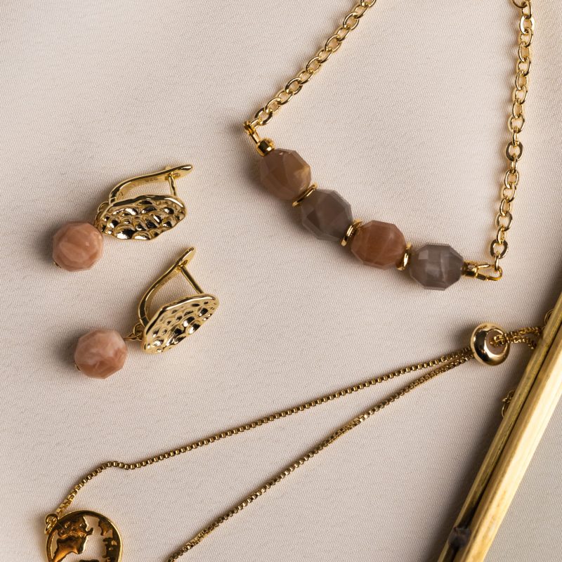 Bracelets made of natural stones. natural mineral texture of the necklace. The background is blurred. not everything is in focus.